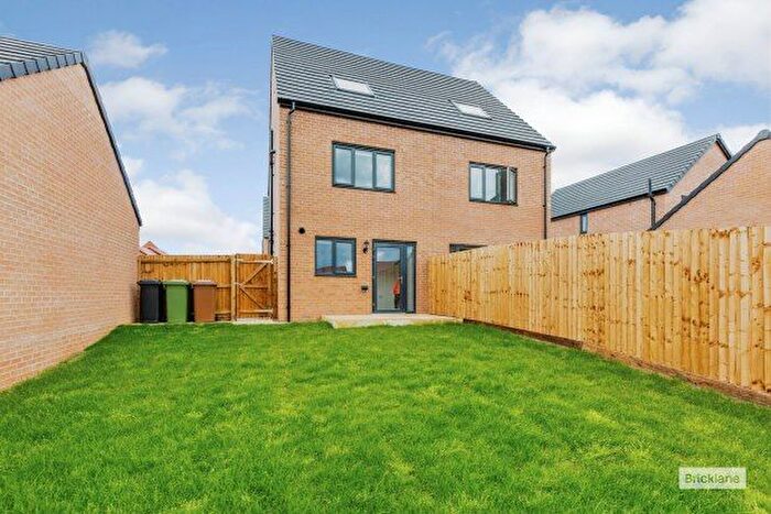 3 Bedroom Town House To Rent In Eleanor Drive, Wellingborough, NN8