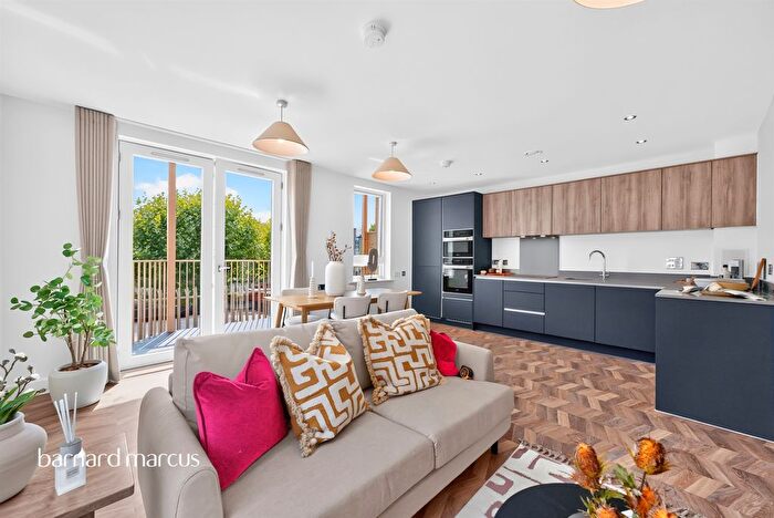 2 Bedroom Flat For Sale In High Road, Finchley, London, N12