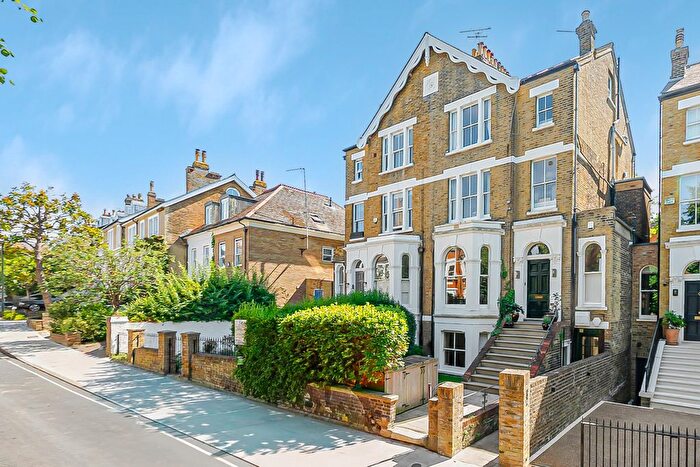 2 Bedroom Flat For Sale In Onslow Road, Richmond Hill, TW10