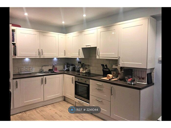 2 Bedroom Flat To Rent In Thicket Road, London, SE20