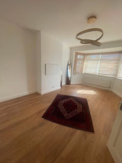 2 Bedroom Flat To Rent In The Vale, London, NW11