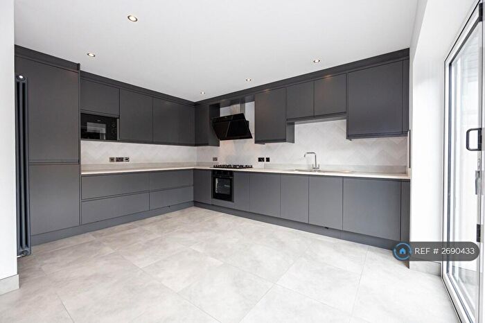 5 Bedroom Semi-Detached House To Rent In Beresford Crescent, Newcastle-Under-Lyme, ST5