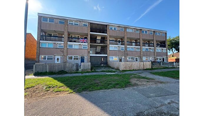 3 Bedroom Flat For Sale In Stevenson Way, Wickford, Essex, SS12