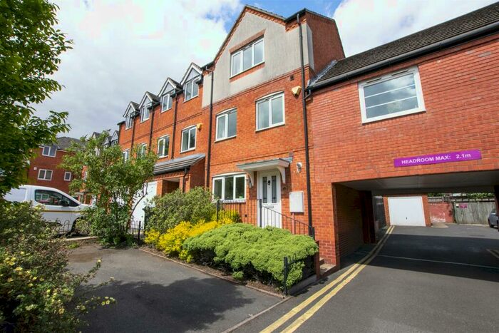 4 Bedroom House To Rent In Ten Acre Mews, Birmingham, B30
