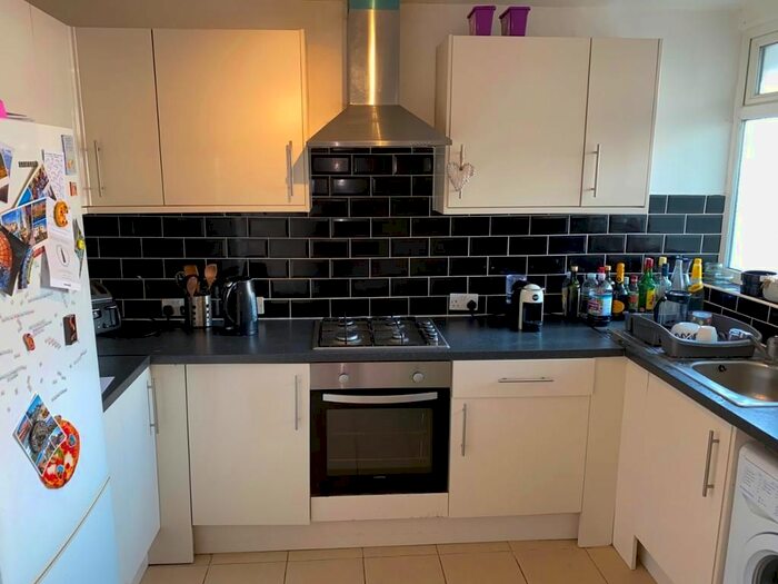 3 Bedroom Flat To Rent In Fenwick Place, London, SW9