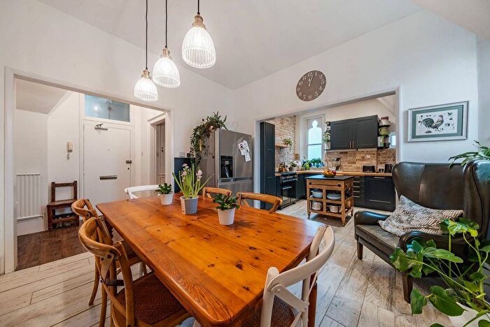 2 Bedroom Flat To Rent In Cross Lanes, Guildford, GU1