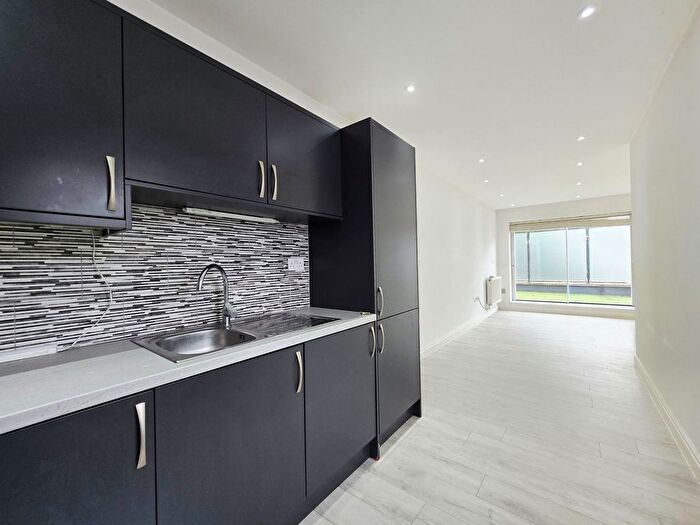 3 Bedroom Flat To Rent In Kings Road, Wimbledon, SW19