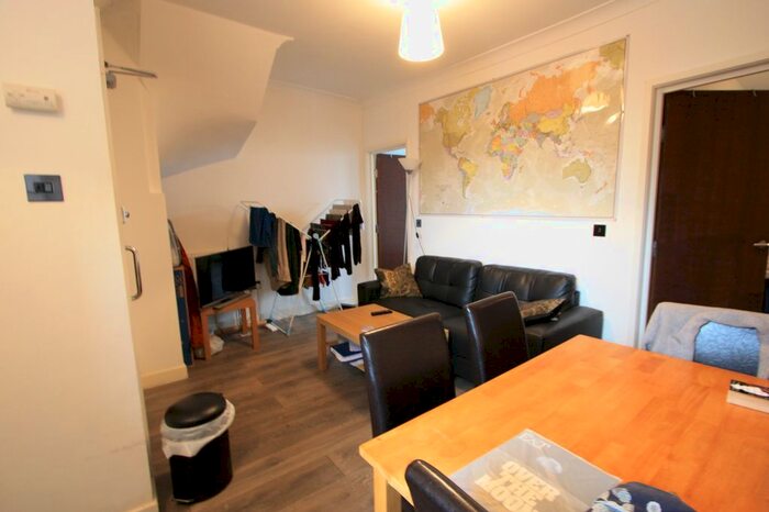 2 Bedroom Flat To Rent In Walworth Road, Elephant And Castle, SE17