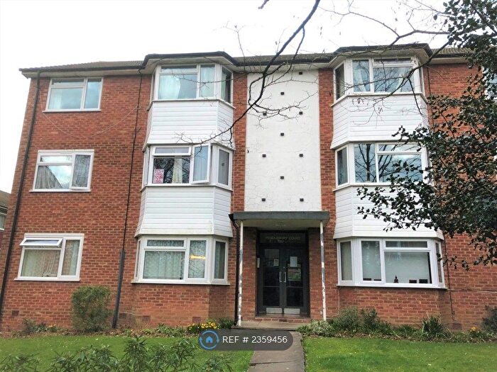 3 Bedroom Flat To Rent In Cranes Park, Surbiton, KT5