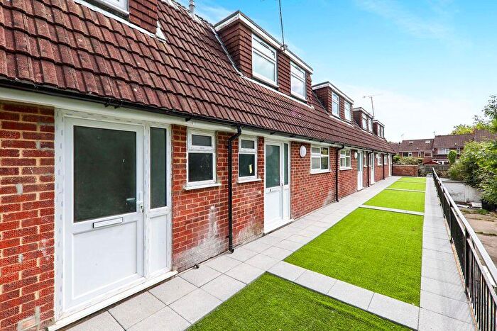 3 Bedroom Flat To Rent In Tudor Drive, Yateley, GU46