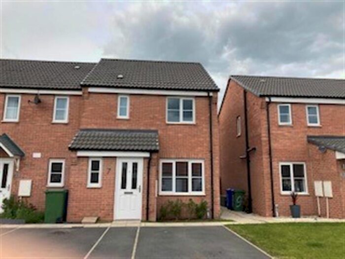 3 Bedroom Town House To Rent In President Place, Harworth, Doncaster, DN11