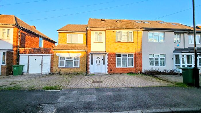7 Bedroom Semi-Detached House For Sale In The Bramblings, Chingford, E4