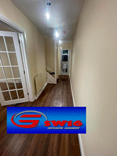 4 Bedroom Terraced House To Rent In Ballantyne Road, Farnborough, Hampshire, GU14