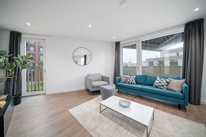 3 Bedroom Flat To Rent In Parkes Street, Key Clients, E20