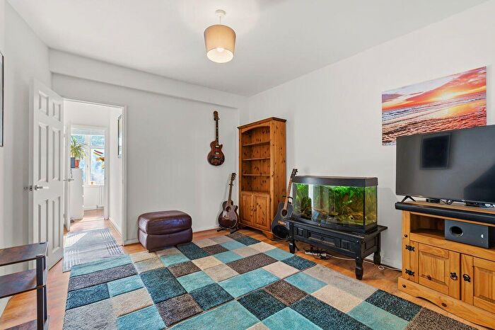 1 Bedroom Flat For Sale In Demesne Road, SM6