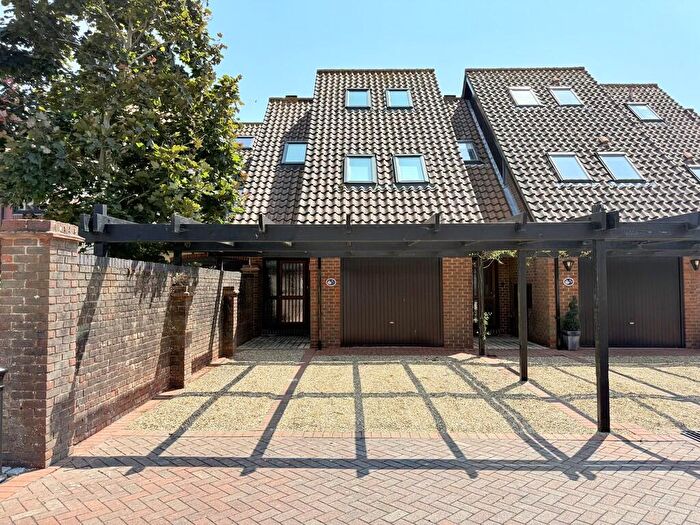 3 Bedroom Town House For Sale In Velsheda Court, Hythe, Southampton, SO45