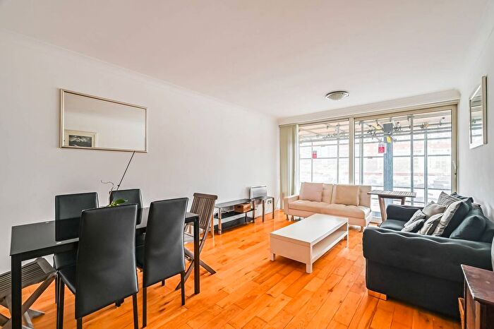 2 Bedroom Flat To Rent In Boardwalk Place, Poplar, London, E14