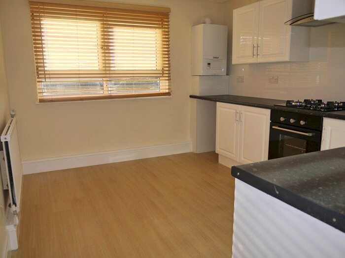 2 Bedroom Flat To Rent In Rogers Walk, London, Greater London, N12