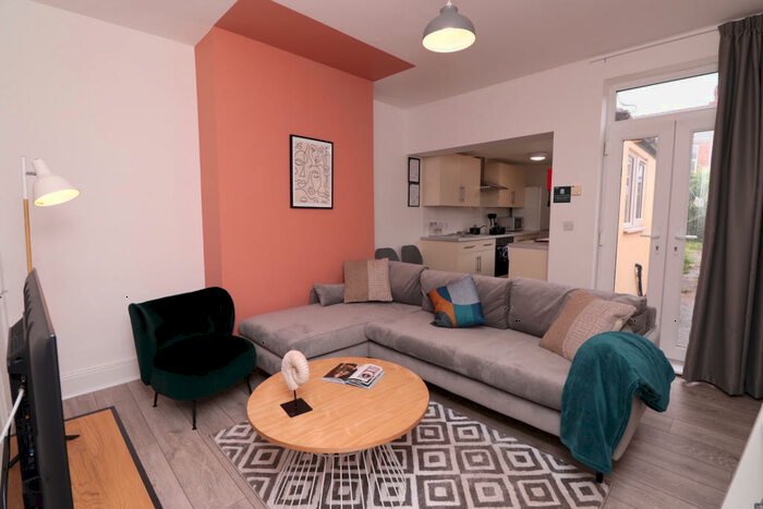 7 Bedroom Flat To Rent In Crofton Street, Manchester, Manchester, M14