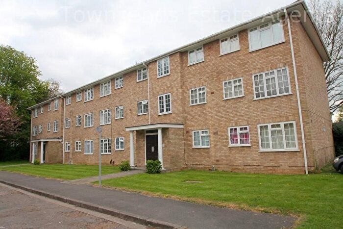 3 Bedroom Flat To Rent In Swallow Close, Staines, TW18