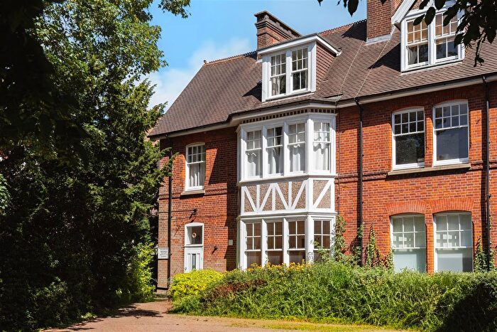 2 Bedroom Flat For Sale In Doods Road, Reigate, RH2