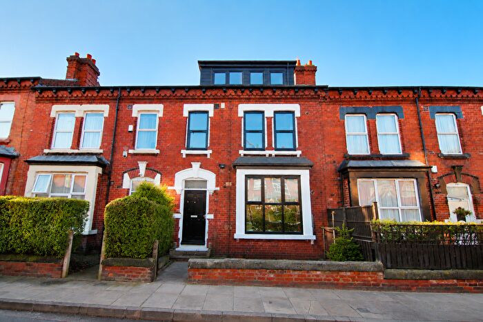 2 Bedroom Flat To Rent In Grange Terrace, Leeds, LS7