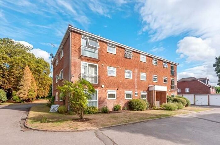 3 Bedroom Flat To Rent In Horsham Road, Shalford, Guildford, GU4