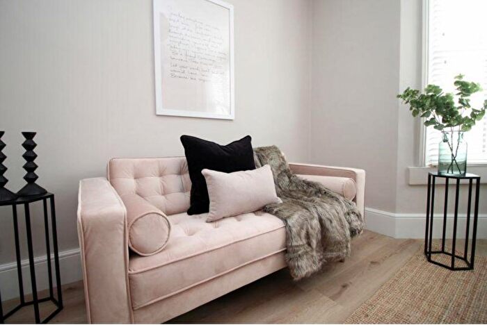 3 Bedroom Flat To Rent In Park Street, Mayfair, W1K