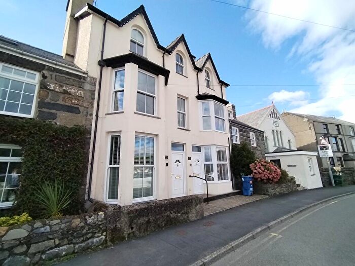 4 Bedroom House To Rent In Wellington Terrace. Criccieth, LL52