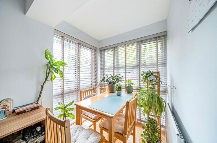 1 Bedroom Apartment To Rent In Wrentham Avenue, Kensal Rise, London, NW10