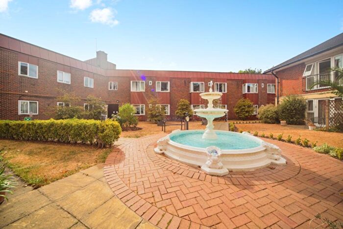 1 Bedroom Flat For Sale In Rollesbrook Gardens, Southampton, Hampshire, SO15