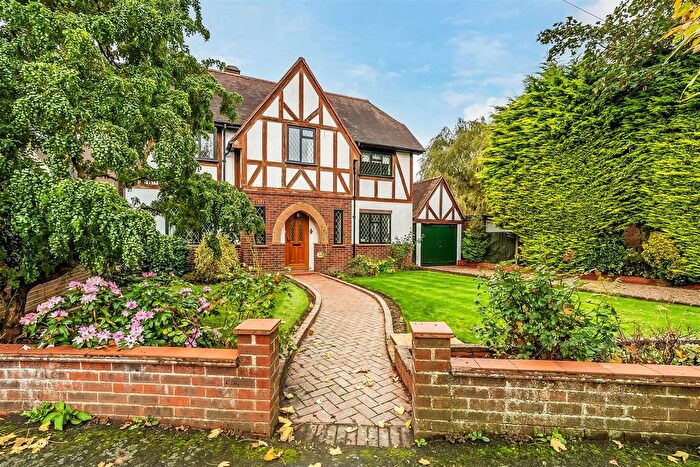 3 Bedroom Detached House For Sale In West Farm Avenue, Ashtead, KT21