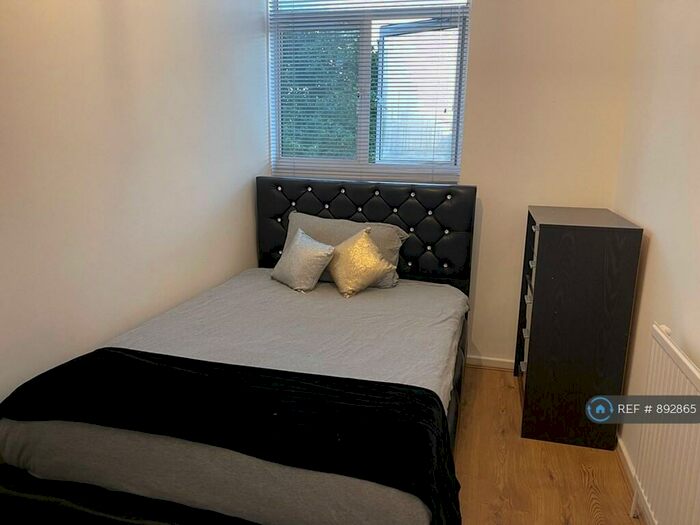 3 Bedroom Maisonette To Rent In Westport Street, London, E1