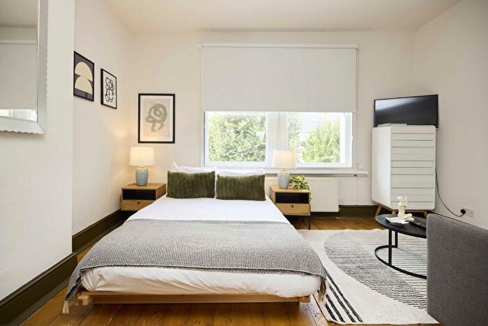 Studio To Rent In Highlever Road, North Kensington, W10