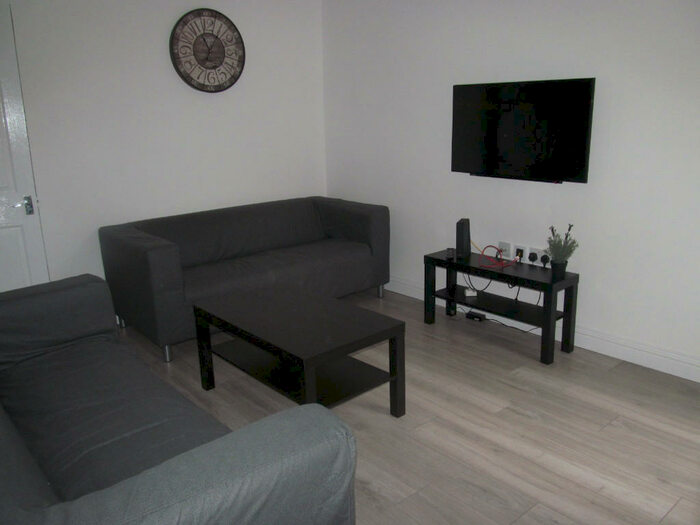 5 Bedroom Terraced House To Rent In Grange Avenue, Reading, Berkshire, RG6