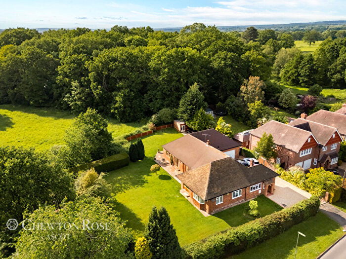 4 Bedroom Detached House For Sale In Chobham Road, Woking, GU21