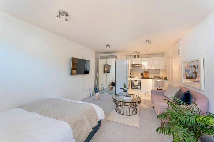 Studio To Rent In Askew Road, Shepherd's Bush, London, W12