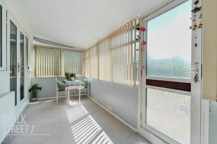 2 Bedroom Semi-Detached Bungalow For Sale In Arterial Avenue, Rainham, RM13