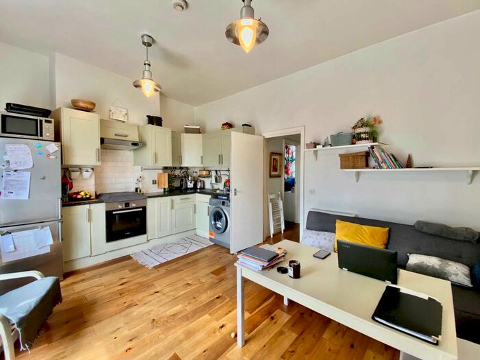 2 Bedroom Flat To Rent In Friern Barnet Road, Friern Barnet, London, N11