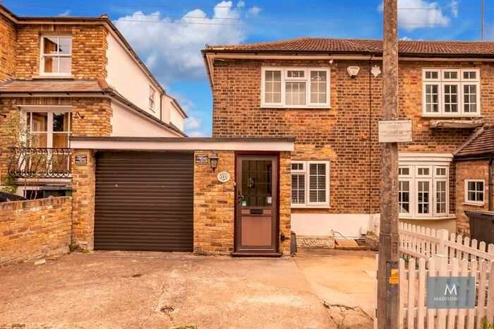 2 Bedroom End Of Terrace House To Rent In Smarts Lane, Loughton, IG10