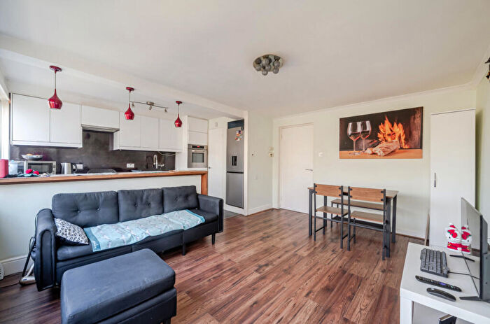 1 Bedroom Apartment For Sale In Rawnsley Avenue, Mitcham, CR4