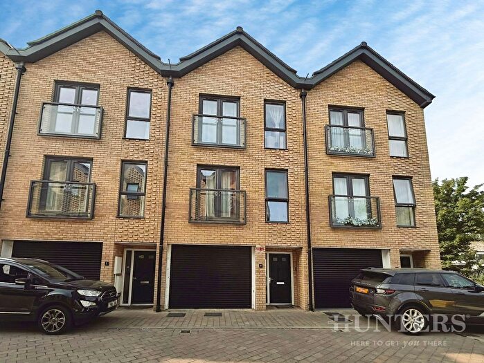 3 Bedroom Town House For Sale In Daffodil Close, Mitcham Junction, CR4