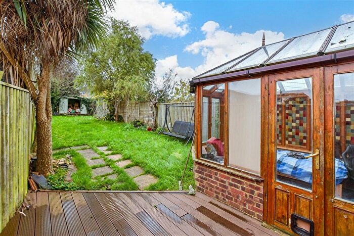 3 Bedroom Semi-Detached House For Sale In Springett Way, Coxheath, Maidstone, Kent, ME17