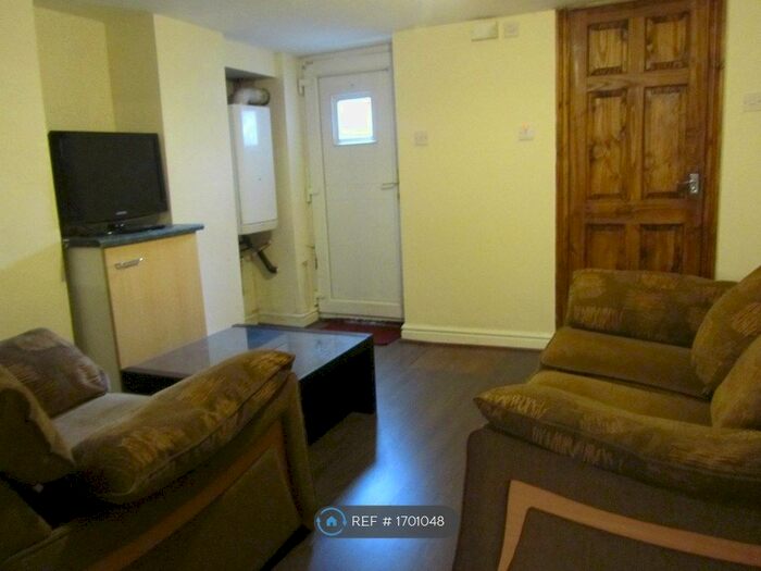 2 Bedroom Flat To Rent In Fallowfield, Manchester, M14