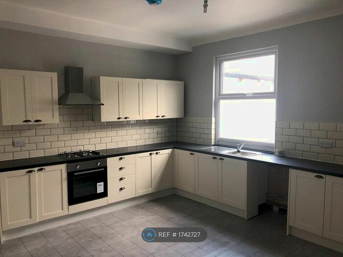 4 Bedroom Terraced House To Rent In Town Street, Leeds, LS12