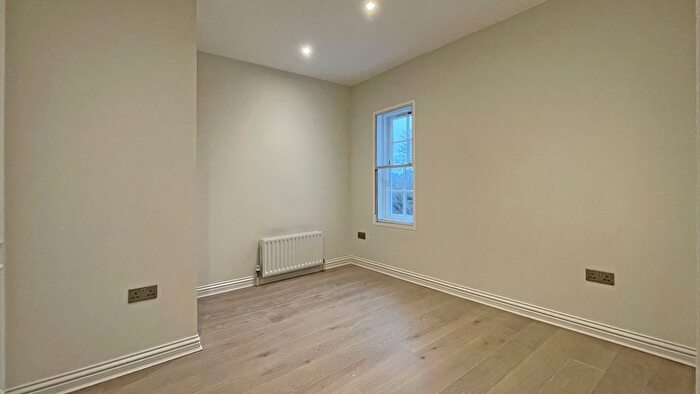 1 Bedroom Flat For Sale In Crummock Chase, Surbiton, Surrey, KT6