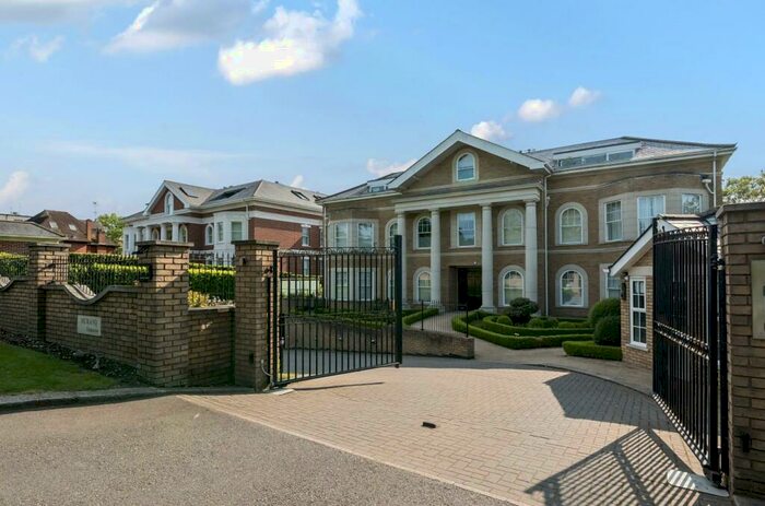 3 Bedroom Penthouse To Rent In Cockfosters Road, Cockfosters, EN4