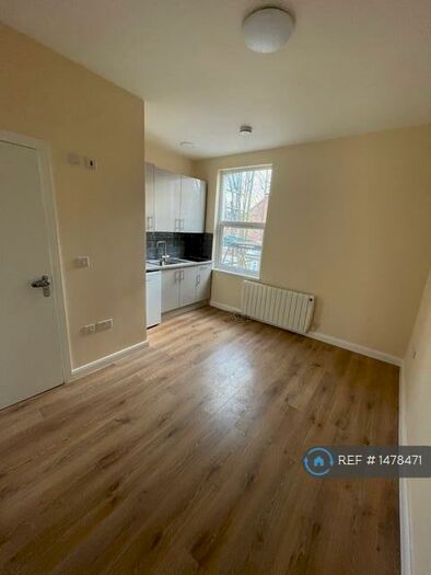 Studio To Rent In Bowes Road, London, N13