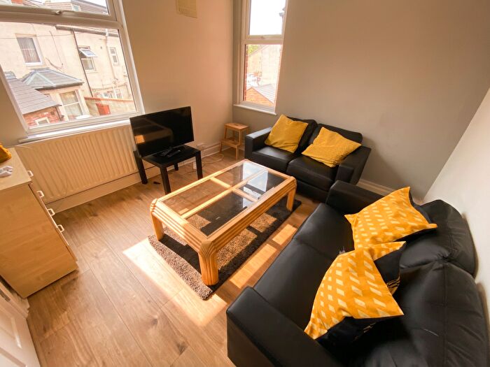 3 Bedroom Flat To Rent In B Peveril Street - Bed, Arboretum, East Midlands, NG7