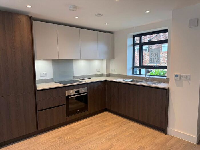 2 Bedroom Apartment To Rent In Belgrave Close, Oakwood, N14